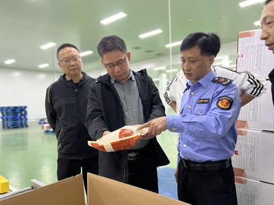 守護(hù)“舌尖安全” 資溪縣市場(chǎng)監(jiān)管局開(kāi)展食品生產(chǎn)安全檢查